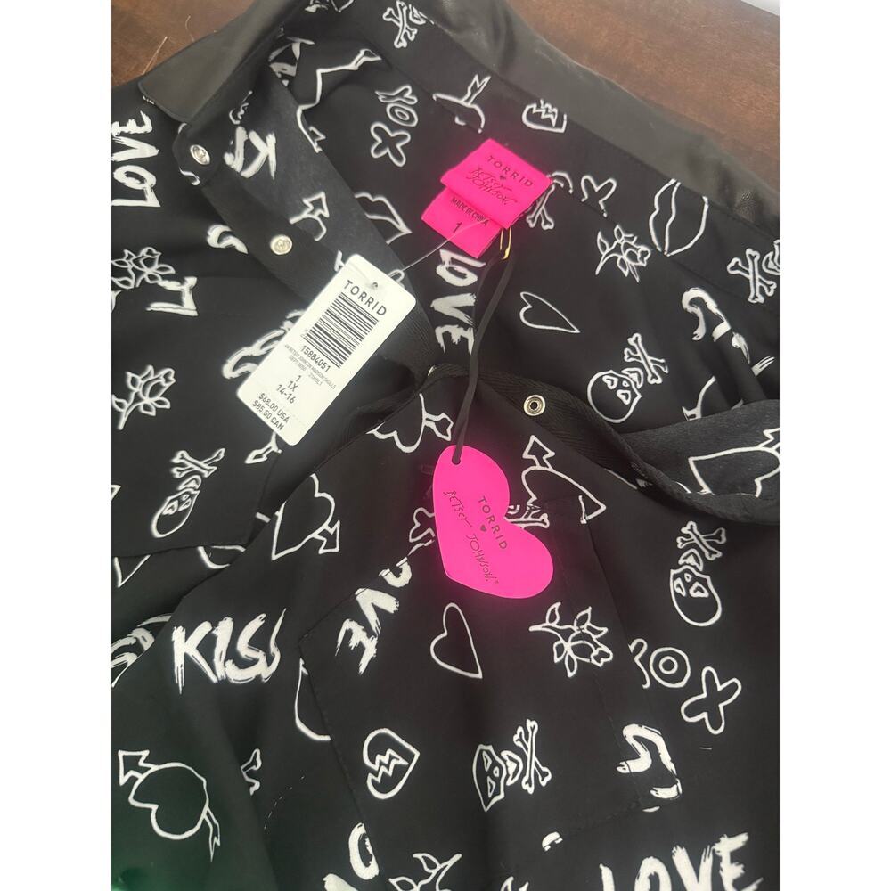 Torrid x Betsy Johnson Skull Hearts Black Georgette Blouse 1X NWT - Picture 8 of 9